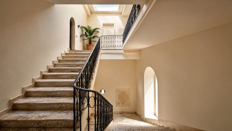 Escalera y zona común de una comunidad de vecinos de Tarragona recién pintada