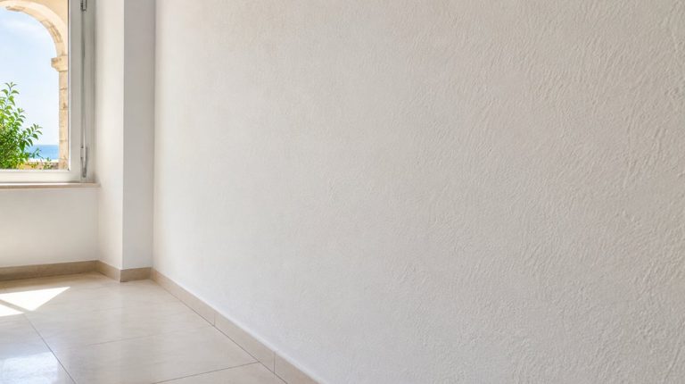 Pared afectada por humedad antes del tratamiento profesional en Tarragona